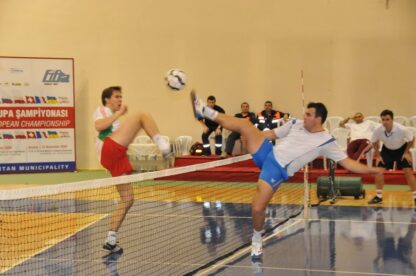 Fileu de tenis cu piciorul (fotbaltenis)