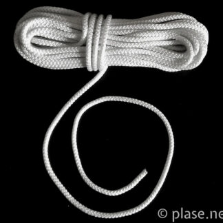 Colac de frânghie albă împletită, cu un capăt desfăcut, pe fundal negru