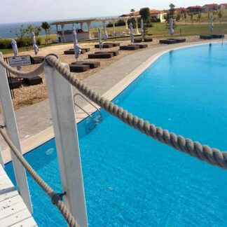Frânghie groasă montată ca mână curentă pe marginea unei piscine