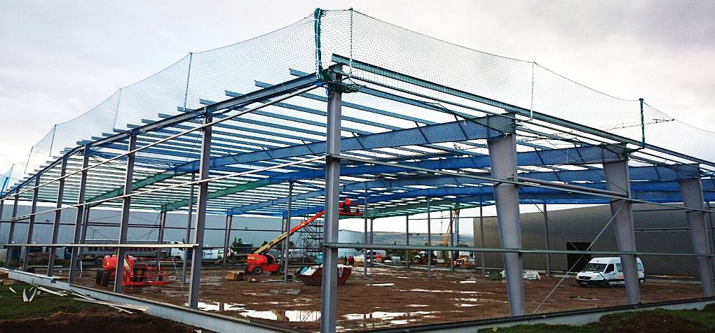 Structură metalică de hală cu plasă pe acoperiș